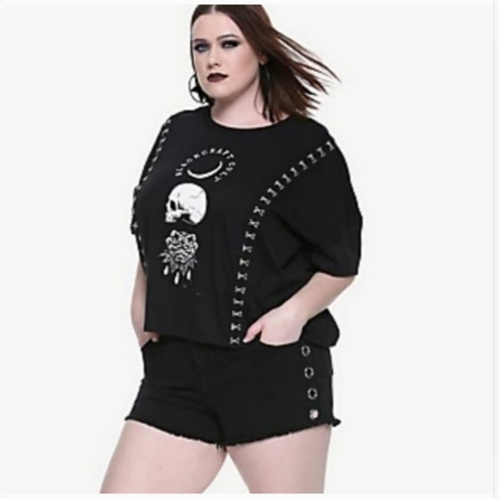 HOT TOPIC Blackcraft Crop Hook & Eye Graphic Tee Size 3
